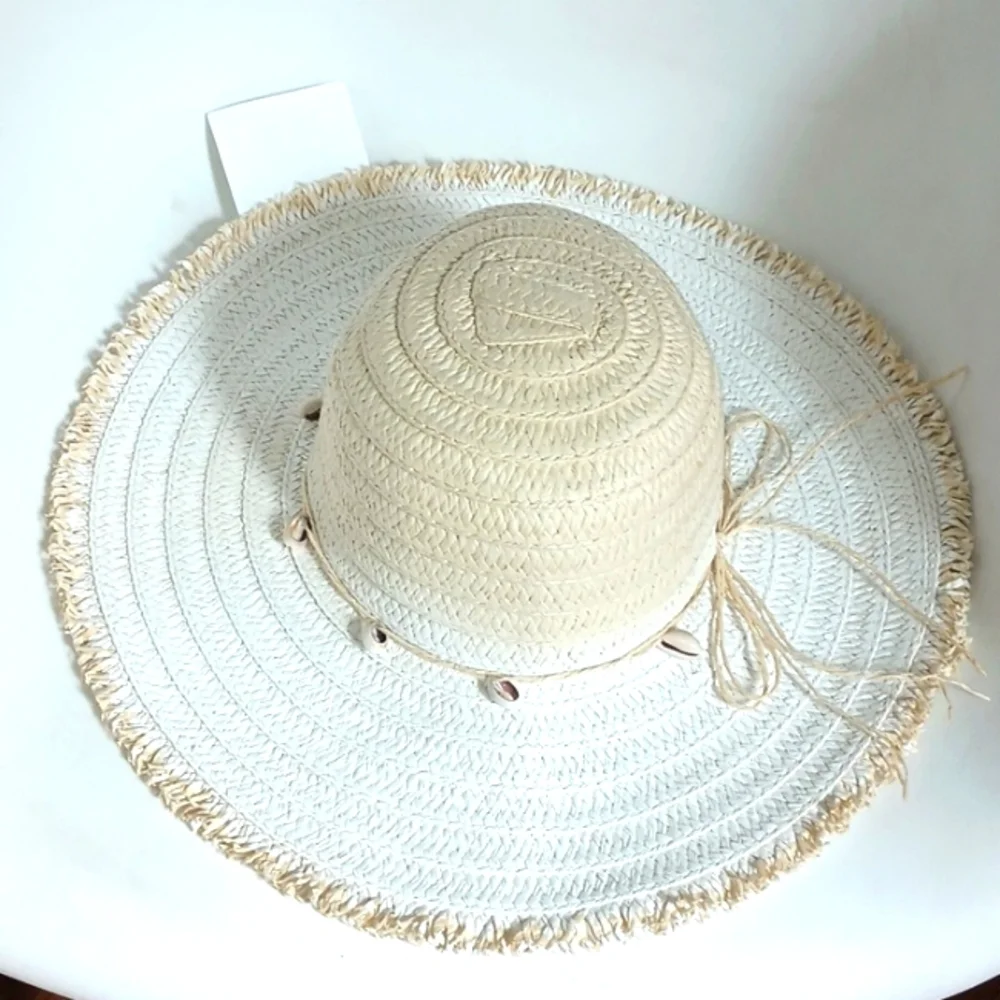BETSEY JOHNSON WHITE SINOSKY STRAW HAT - Picture 1 of 4
